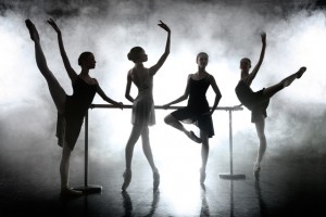 Zajęcia baletu zazwyczaj zaczynają się od ćwiczeń przy drążku.